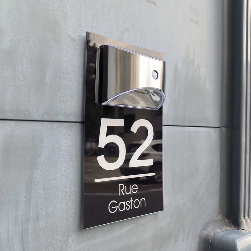 Plăcuță solară personalizată pentru ușă: eleganță și vizibilitate 