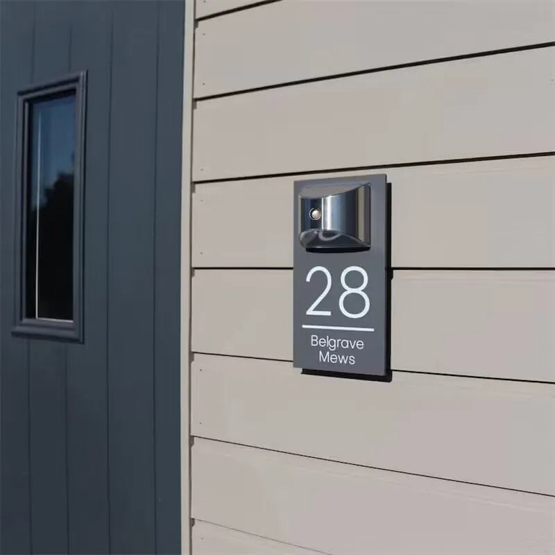 Plăcuță solară personalizată pentru ușă: eleganță și vizibilitate 